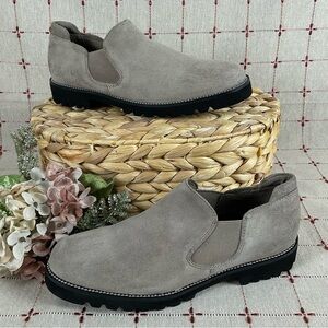 Blondo “Robin” Waterproof Beige Suede Flats Women’s Size 6 NWOT B6735 MSH